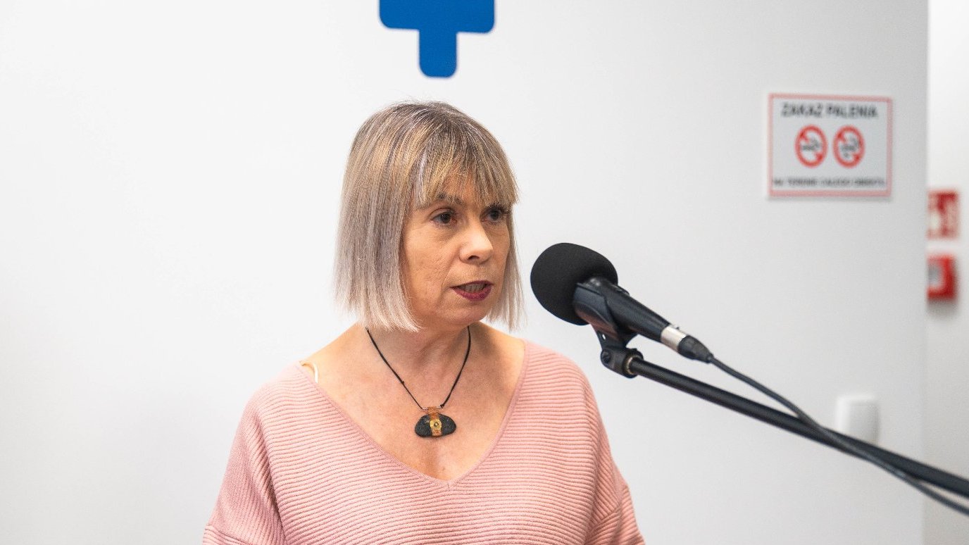 Zdjęcie-na tle ściany z napisem Centrum Profilaktyki Świt przemawia Jadwiga Gierczyk - Dyrektor Poradni Profilaktyki, Leczenia i Terapii Uzależnień w Poznaniu - Stowarzyszenie Monar