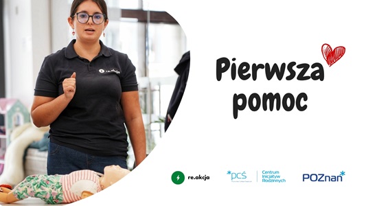 Kobieta instruująca jak udzielać pierwszej pomocy- napis pierwsza pomoc, obok kształt czerwonego serca - grafika artykułu