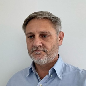 Siwiejący Pan z brodą