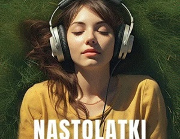 Uśmiechnięta nastolatka leżąca na trawie w słuchawkach na uszach, z zamkniętymi oczami