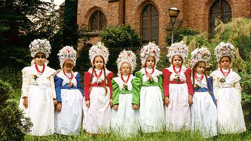 Dziewczynki w strojach bamberskich przed kościołem św. Marcina