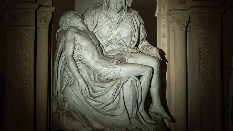 Na zdjęciu rzeźba przedstawiająca Matkę Boską trzymającą na kolanach martwego Jezusa Chrystusa. - grafika artykułu