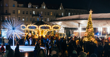 Galeria zdjęć przedstawia jarmark świąteczny na rynku Łazarskim.