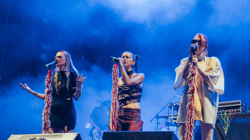 Trzy artystki podczas koncertu na scenie: Rosalie., Brodka i Margaret.