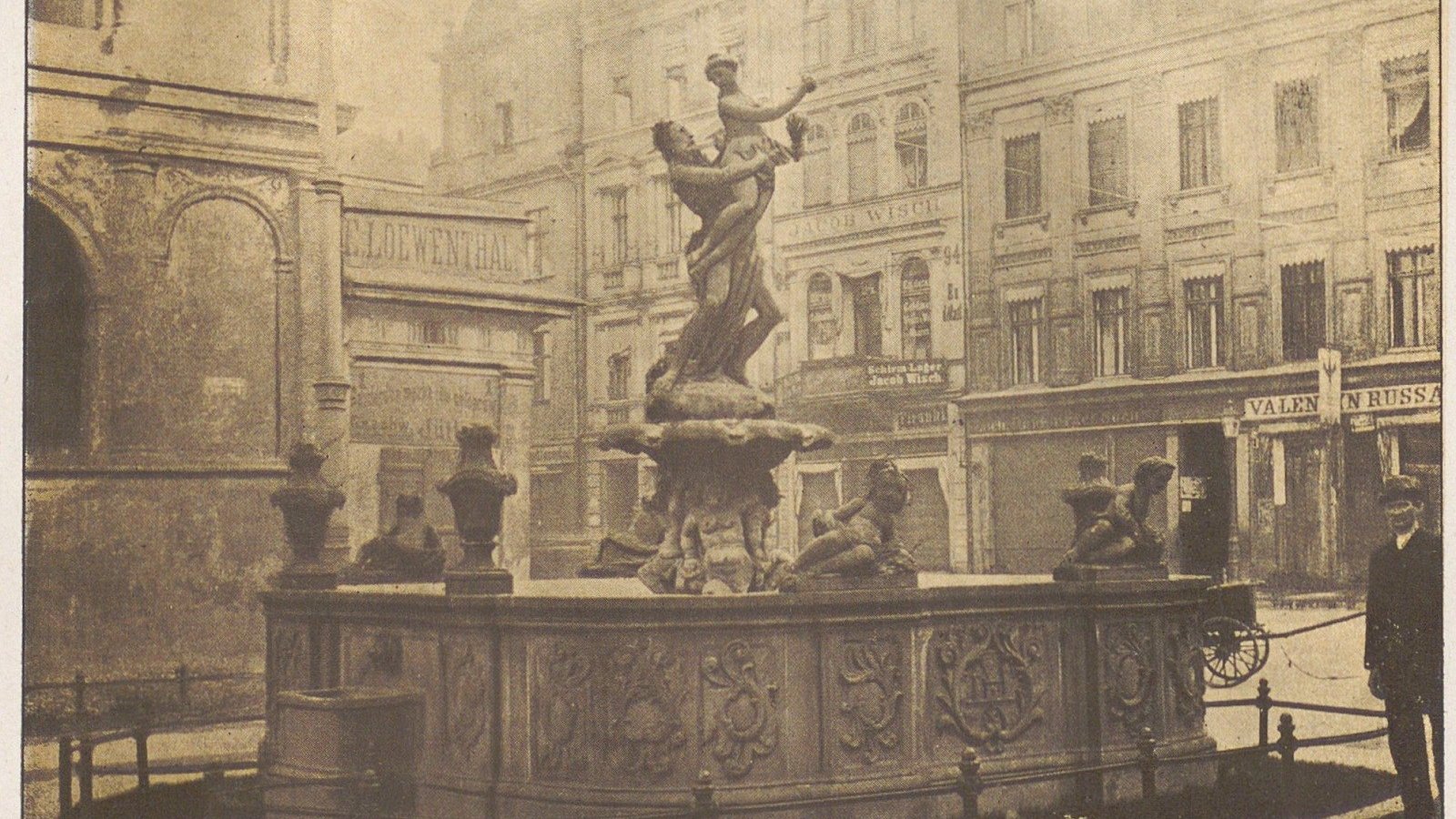 Rzeźba wykonana z piaskowca, w stylu barokowym fontanna, przedstawia scenę z mitologii rzymskiej porwania Prozerpiny przez władcę podziemia, Plutona. Cztery płaskorzeźby na ścianach basenu przedstawiają żywioły: ogień, powietrze, wodę i ziemię, a towarzyszy im herb miasta.