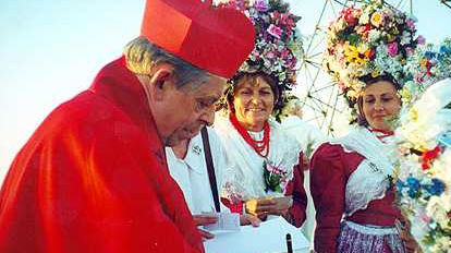 Prymas Polski i Bamberki podczas spotkania na Lednicy w 2000 r. fot. Ryszard Skibiński