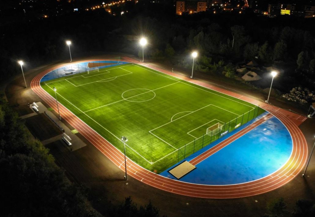 POSiR - boisko piłkarskie ze sztuczną nawierzchnią wraz z bieżnią lekkoatletyczną i oświetleniem