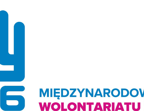 Niebiesko-fioletowy logotyp inicjatywy przedstawiajacy pierwsze litery jej angielskiej nazwy "I", "V", "Y" i "26"