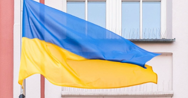 Na zdjęciu ukraińska flaga przed urzędem miasta