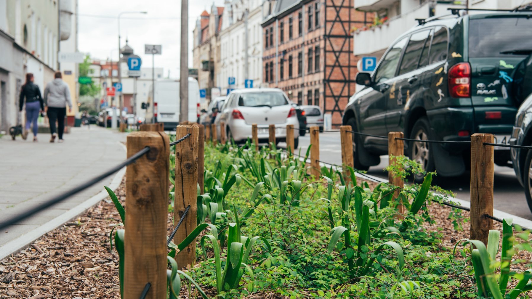 The photo gallery shows the greenery next to the road lanes.