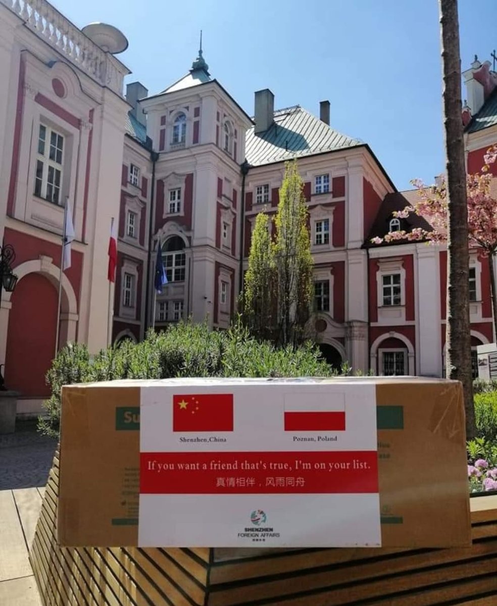 Cooperation between Poznan and Shenzhen - poster on the background of Poznan City Hall. - grafika artykułu