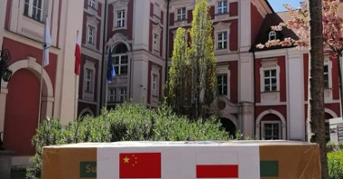 Cooperation between Poznan and Shenzhen - poster on the background of Poznan City Hall.
