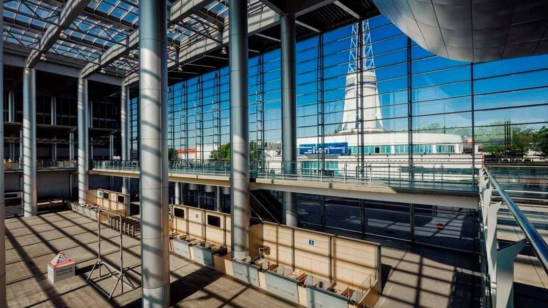 The picture shows the MTP grounds, in the foreground the interior of the glassed-in pavilion, in the background you can see the Spire - grafika artykułu