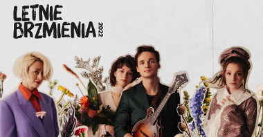Poster of Letnie Brzmienia - photograph of four artists (3 women and one man). One woman is holding a bunch of flowers and a man is holding a guitar. Some flowers between the artists, white background.