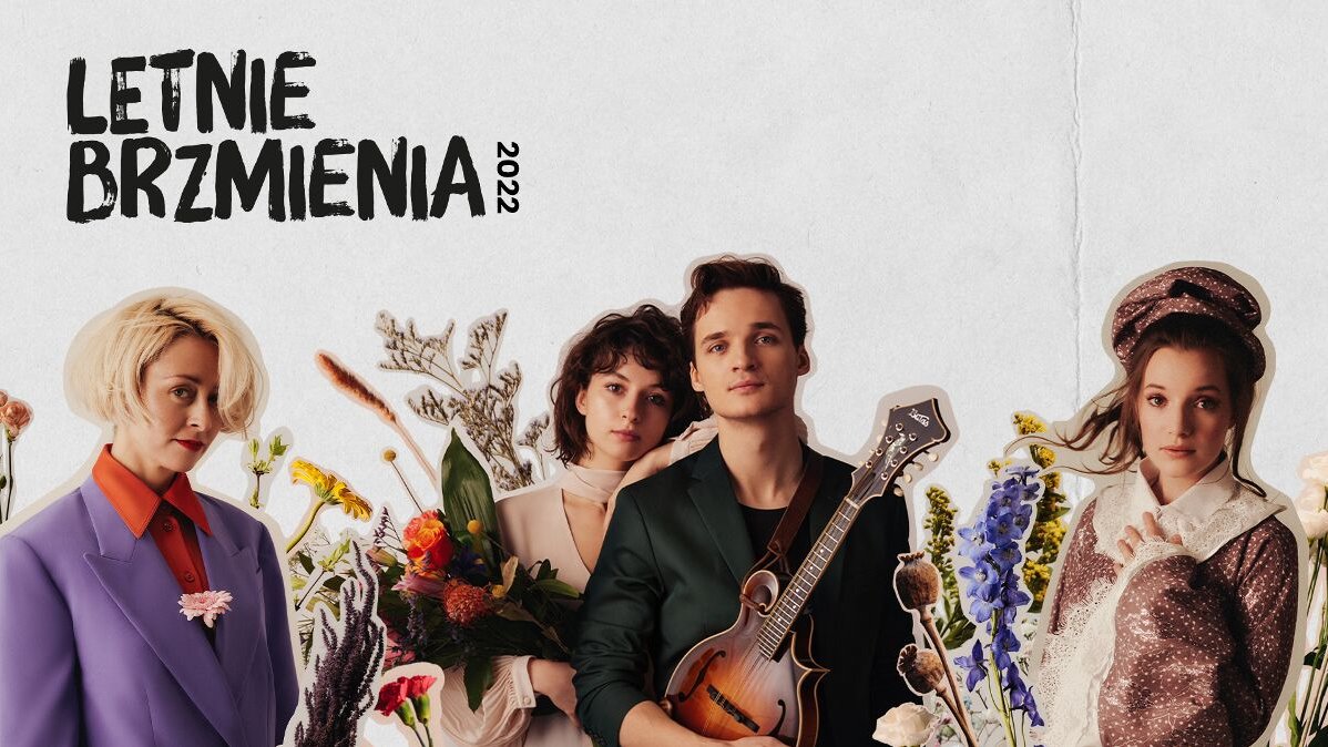 Poster of Letnie Brzmienia - photograph of four artists (3 women and one man). One woman is holding a bunch of flowers and a man is holding a guitar. Some flowers between the artists, white background. - grafika artykułu