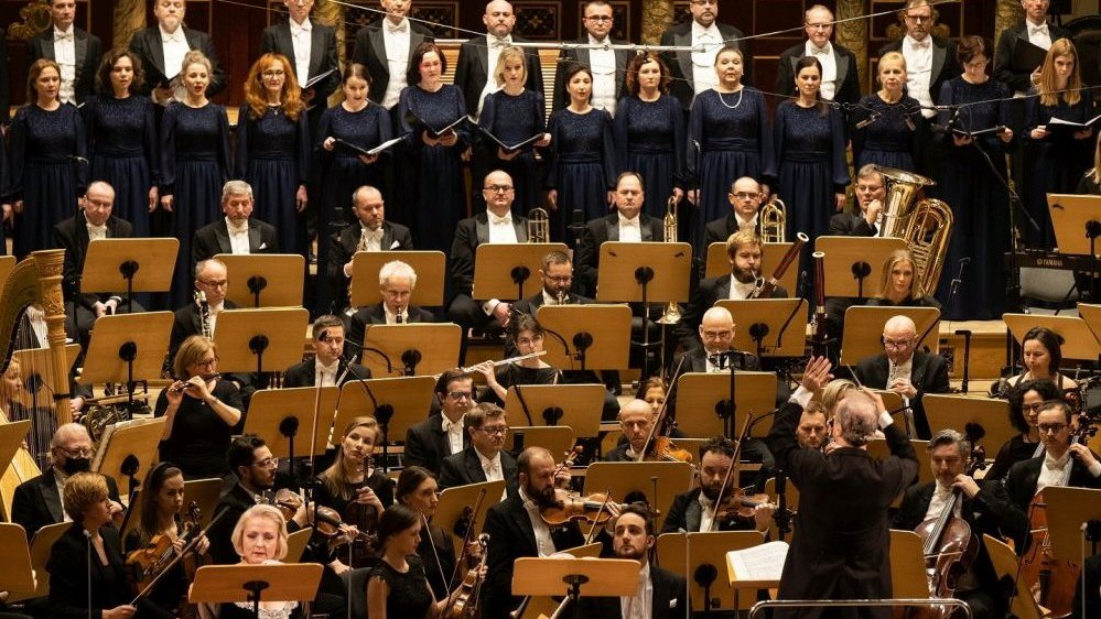 Photo of the orchestra and choir performing on stage. - grafika artykułu