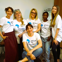Kilka osób w koszulkach organizacji charytatywnej Africa Help.