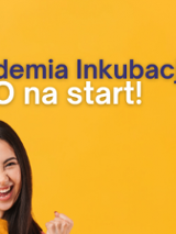 Na żółtym tle zdjęcie usmiechniętej dziewczyny, która podnosi jedną rękę ku górze w geście zwycięstwa, nad nią napis: Akademia Inkubacji - NGO na start!