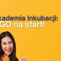 Na żółtym tle zdjęcie usmiechniętej dziewczyny, która podnosi jedną rękę ku górze w geście zwycięstwa, nad nią napis: Akademia Inkubacji - NGO na start!