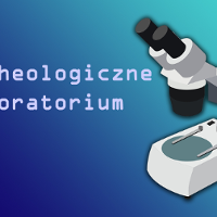 Obrazek przedstawia mikroskop na niebieskim tle oraz napis. Napis ma treść archeologiczne laboratorium.
