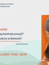 Grafika promująca wakacyjny warsztat dla przedsiębiorców z cyklu "S.O.S. dla głowy - jak zadbać o siebie w pracy pod presją". Tytuł warsztatu: "Autentyczność czy kontrola emocji? Co dziś buduje sukces w biznesie?". Prowadząca: Anna Paradowska. Termin: 30 lipca 2025, godz. 17:00-20:00. Miejsce: +jeden, ul. Za Bramką 1, Poznań. Po prawej stronie znajduje się zdjęcie kobiety z uśmiechem, w czerwonej sukience, na tle pomarańczowego prostokąta. W prawym górnym rogu logo "Poznań Biznes Partner".