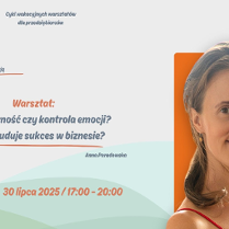 Grafika promująca wakacyjny warsztat dla przedsiębiorców z cyklu "S.O.S. dla głowy - jak zadbać o siebie w pracy pod presją". Tytuł warsztatu: "Autentyczność czy kontrola emocji? Co dziś buduje sukces w biznesie?". Prowadząca: Anna Paradowska. Termin: 30 lipca 2025, godz. 17:00-20:00. Miejsce: +jeden, ul. Za Bramką 1, Poznań. Po prawej stronie znajduje się zdjęcie kobiety z uśmiechem, w czerwonej sukience, na tle pomarańczowego prostokąta. W prawym górnym rogu logo "Poznań Biznes Partner".