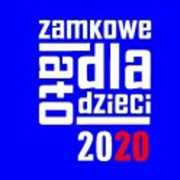 Czerwony lew w białych butach na niebieskim tle. Na górze białe litery.