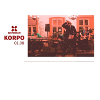 Na banerze widzimy zdjęcie, podbarwione na czerwono, na którym znajduje się trzech muzyków grających na instrumentach oraz wokalista na pierwszym planie. Dodatkow z boku umieszczono logo i nazwę KontenerArt, nazwę zespołu Korpo data koncertu 01.08.