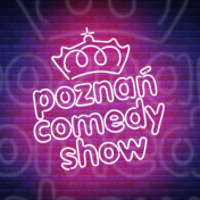 Na granatowym tle wyświetla się różowy neon z napisem Poznań Comedy Show z koroną na górze.