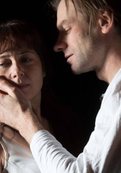 Zdjęcie przedstawia twarze mężczyzny i kobiety, mężczyzna trzyma dłoń na policzku kobiety. Z lewej strony napis wariat i zakonnica. Dementia Praecox.