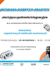 Biały plakat z napisami. Informacje na temat wydarzenia zawarte w treści artykułu. Grafika tabliczek woskowych. W prawnym dolnym rogu czarno-białe zdjęcie zamyślonego, uśmiechniętego mężczyzny.