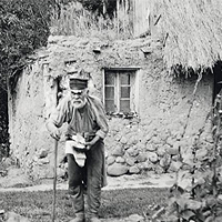 Bartek z piekła przed swoją chatą, 1944, Lasy Włoszakowickie, gm. Wijewo, fot. z kolekcji ME