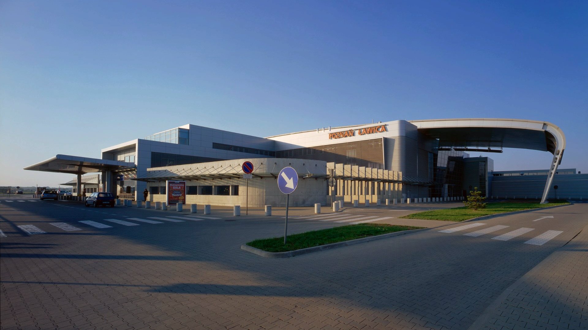Galeria zdjęć przedstawia budynek terminalu lotniska Ławica.