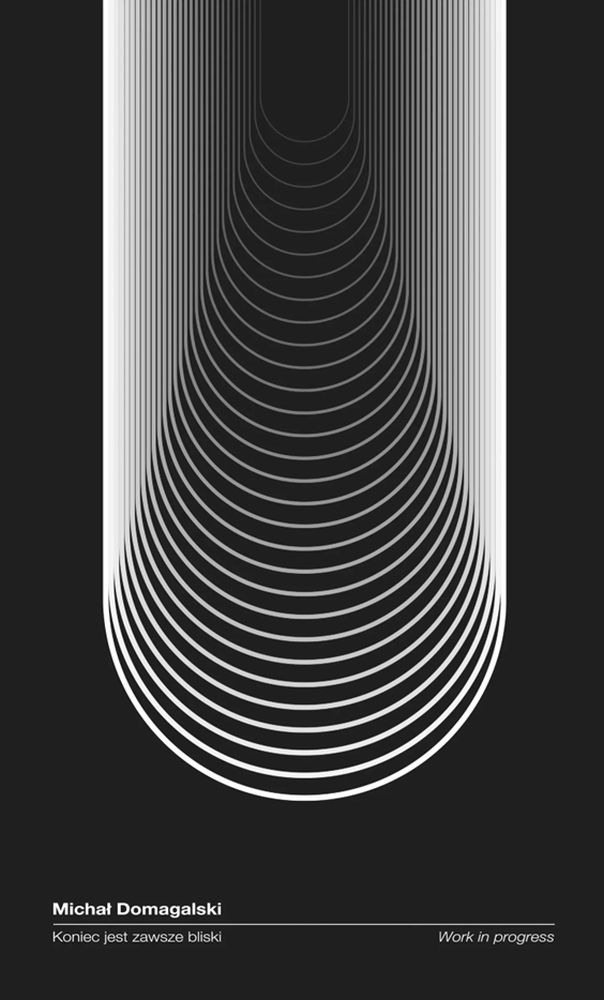 Michał Domagalski, "Koniec jest zawsze bliski. Work in progress", fot. materiały prasowe Czarna okładka książki z białymi napisami. Motyw graficzny to zaokrągląne linie, płynące jedna za drugą, jak ślady na wodzie.