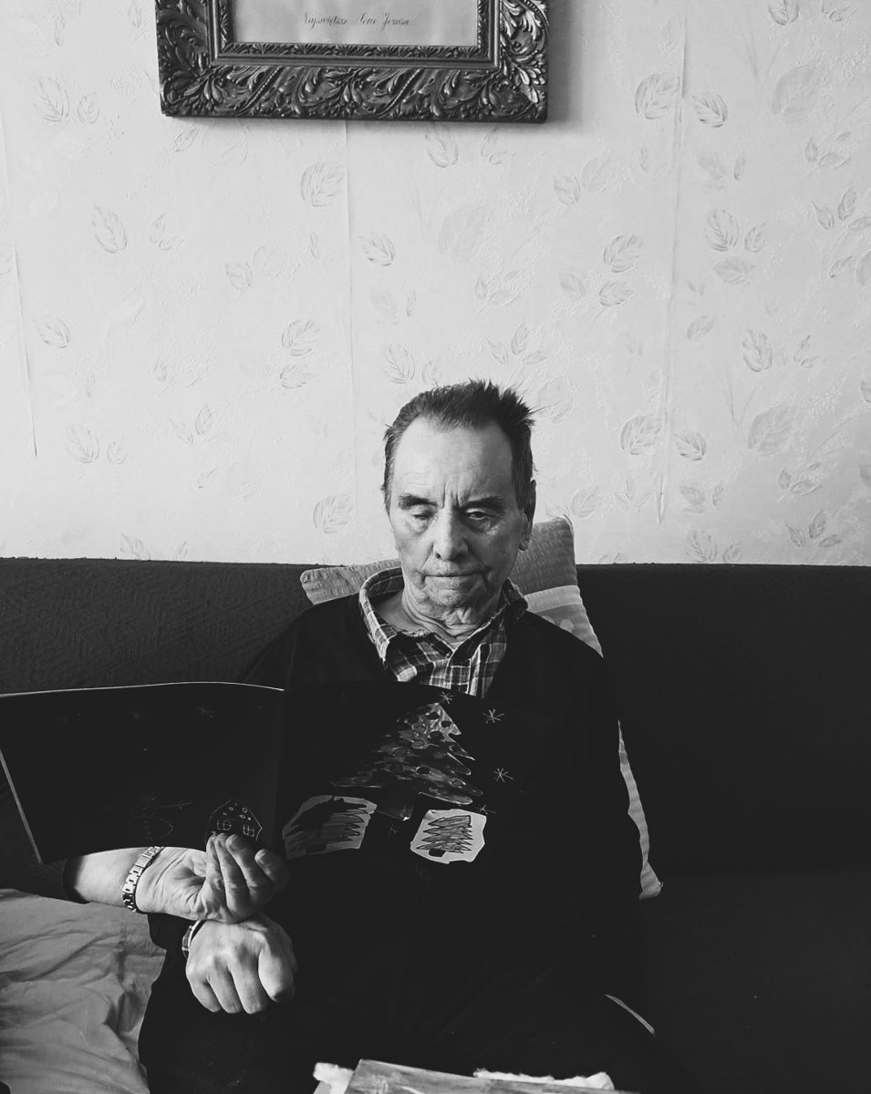 Czarno-białe zdjęcie Mariana Potograbskiego, starszego mężczyzny.