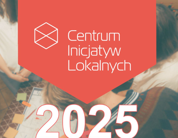 Czerwone logo w kształce sześcianu z napisem Centrum Inicjatyw Lokalnych u góry strony. Poniżej dużymi literami rok: 2025. W tle zdjęcie ludzi wokół stolika z planszą miasta.