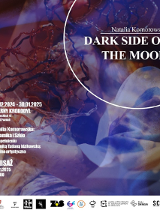 Abstrakcyjny plakat przedstawiający postać i tkanine w bardzo dużym przybliżeniu. Na plakacie informacje o wystawie, które powtarzają się w treści wpisu. Na dole, na białym tle loga sponsorów wystawy.