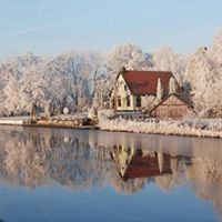 dom nad wodą w zimowej panoramie