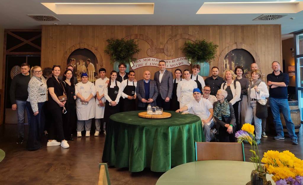Fot. Miasto Poznań duża grupa osób kobiet i mężczyzn w różnym wieku pozuje do wspólnego zdjęcia
