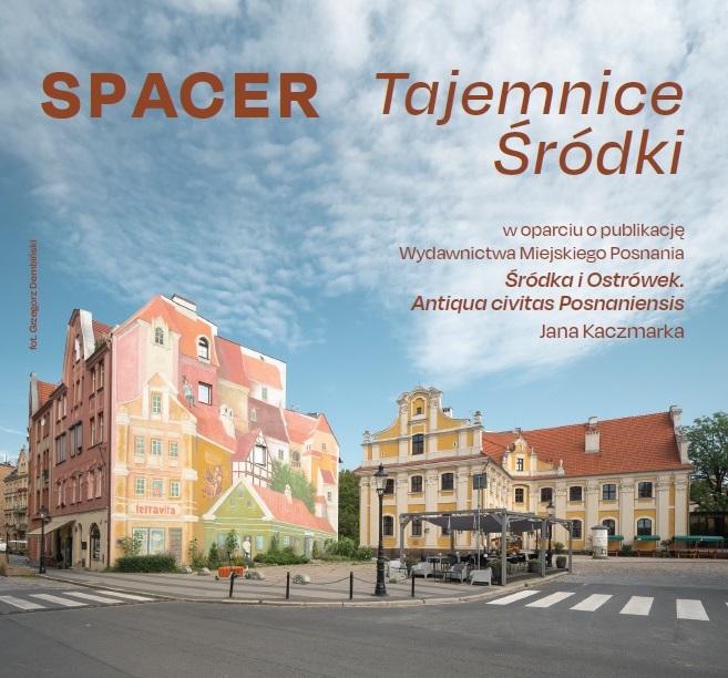 Spacer z przewodnikiem po Śródce Dwa budynki, na jednym z nich kolorowy mural przedstawiający kilka budynków. Przed budynkami fragment ulicy i placu z kawiarnianym ogródkiem, w tle błękitne niebo. U góry i po prawej stronie zdjęcia tekst - informacje na temat wydarzenia
