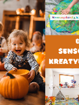 Dzieci bawią się dyniami i innymi zabawkami. Pokój jest udekorowany dyniami i innymi jesiennymi dekoracjami. Obraz jest jasny i kolorowy, wydaje się być wykonany w przedszkolu lub żłobku.