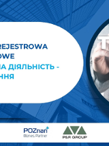 Na grafice promującej szkolenie widnieje obrazek z napisem taxes. Wskazuje je mężczyzna w garniturze.
