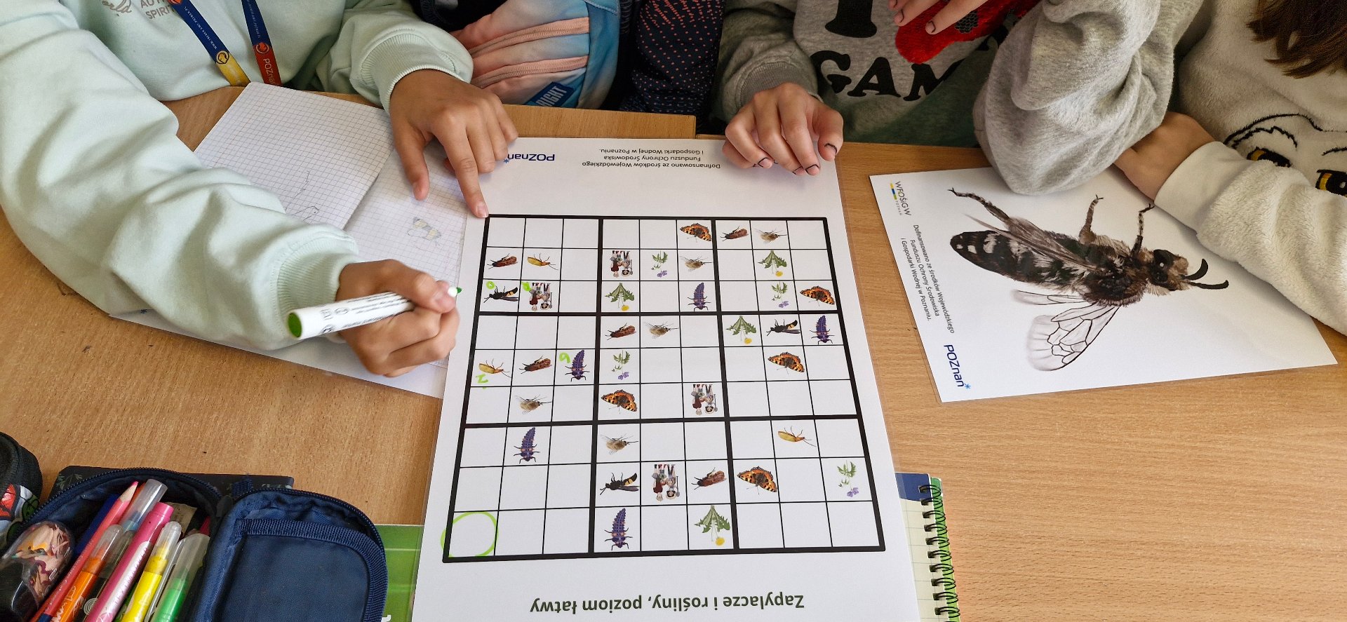 Dzieci rozwiązujące sudoku.