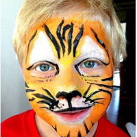 dziecko z wymalową twarzą tygryska
