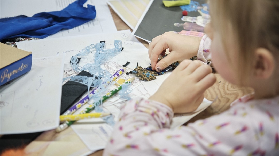 Dziecko zajęte warsztatami plastycznymi.