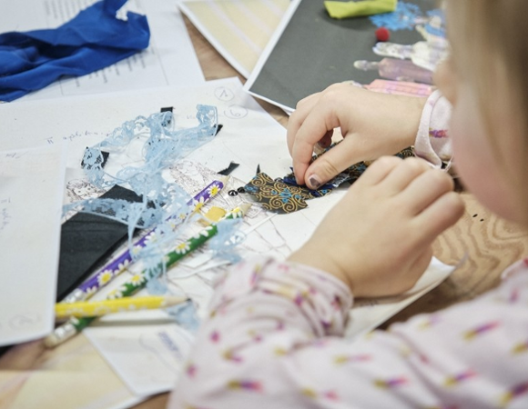 Dziecko zajęte warsztatami plastycznymi.