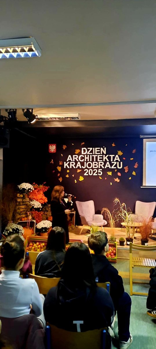 Dzień Architekta Krajobrazu - wystrój sceny w stylu jesieńnym z dominacją koloru pomarańczowego,białego i brązowego z widocznym Hotelikiem dla owadów.