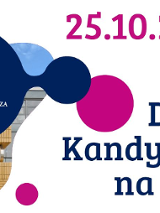 Baner, granatowo-różowe plamy nałożone na zdjęcie budynku uniwersytetu, obok napisy informujące o wydarzeniu.