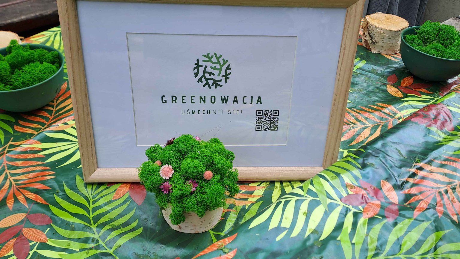 Grupa osób zebrana na warsztatach z zielonego rzemiosła organizowanych przez Greenowację.