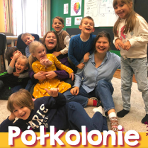 Roześmiane dzieci na dywanie. Wśród nich dwie roześmiane opiekunki "Półkolonie".